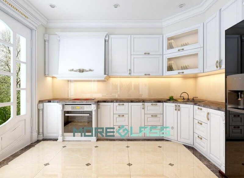 Thiết kế mẫu kính ốp bếp màu kem nhẹ nhàng kết hợp với tủ bếp cùng gam màu cho phòng bếp thêm ấm cúng Thiết kế nội thất phòng bếp