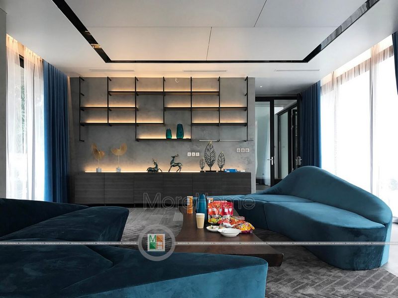 Kệ trang trí biệt thự Vinhomes riverside kết hợp với hệ thống đèn led cho không gian phòng khách ấn tượng hơn