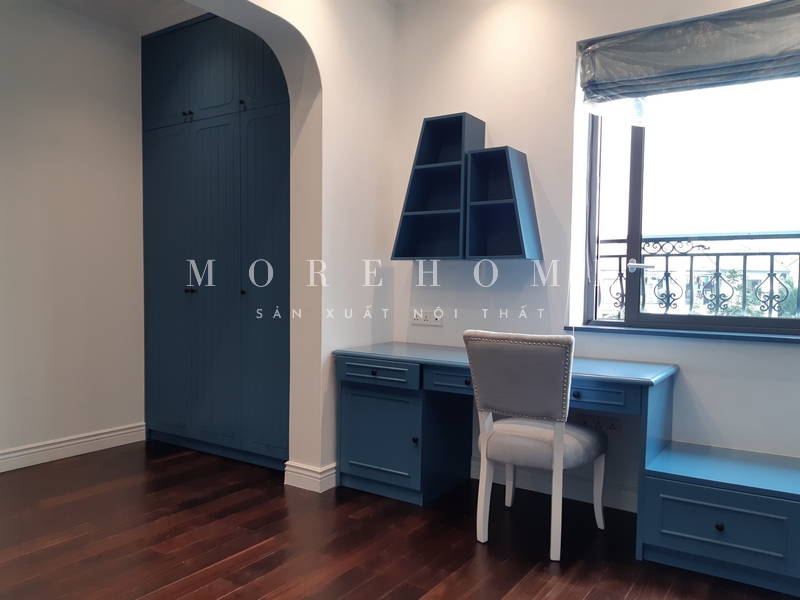 Thi công nội thất phòng ngủ có bàn học cho chó bé với nội thất tiện nghi thẩm mỹ, màu sắc trẻ trung năng động, tạo nên không gian riêng thoải mái.